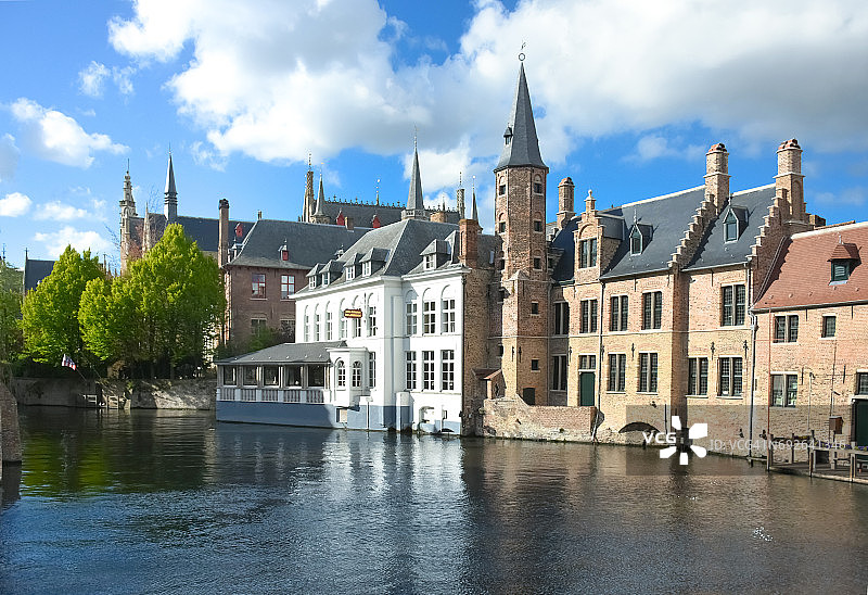 布鲁日的中世纪建筑与运河风光图片素材