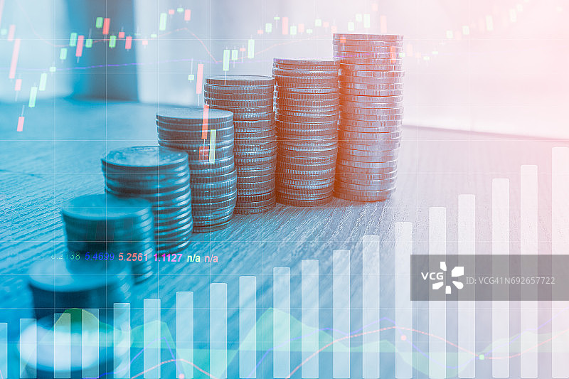 交易图与书本银行上的硬币叠加曝光：金融银行概念图片素材