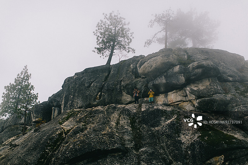 两个年轻男人站在加利福尼亚州谢弗湖附近的山坡上拍摄风景图片素材