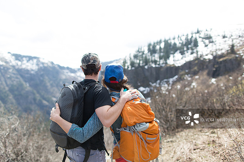 夫妇在美国华盛顿银星山欣赏风景，背影图片素材