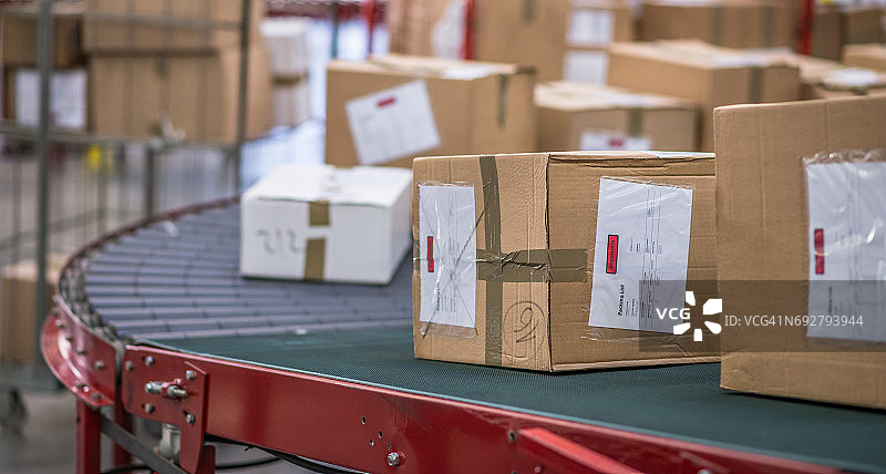 传送带上的纸板箱包裹图片素材