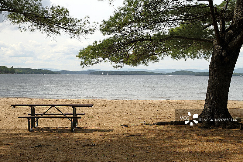 湖边的野餐桌图片素材