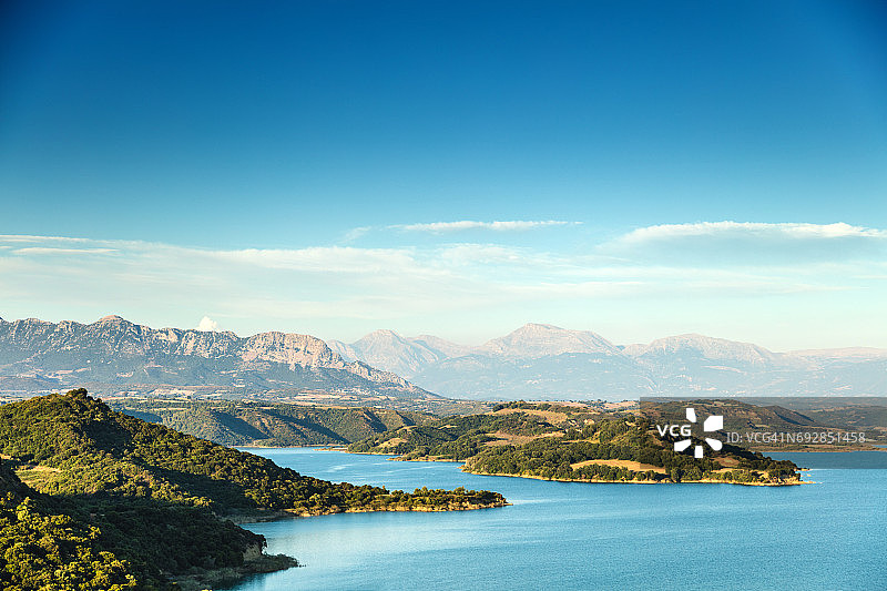 美丽的夏季湖泊山脉傍晚风光图片素材