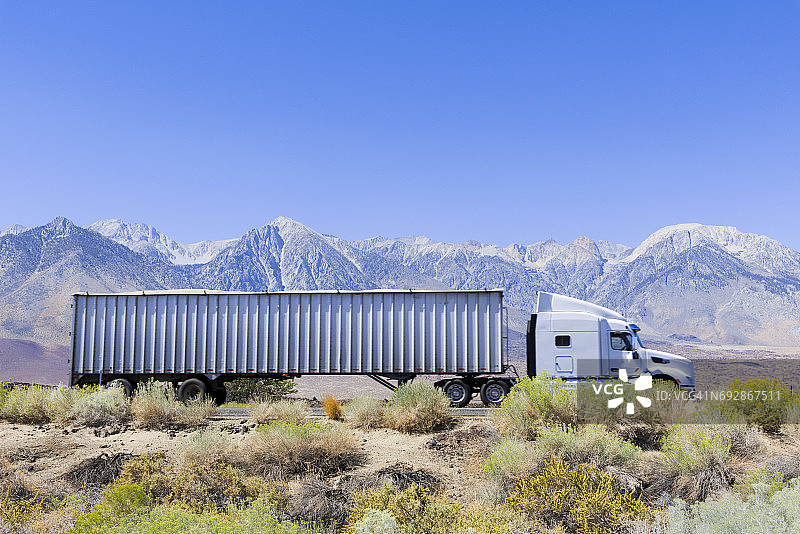 欧文斯谷的半挂卡车图片素材