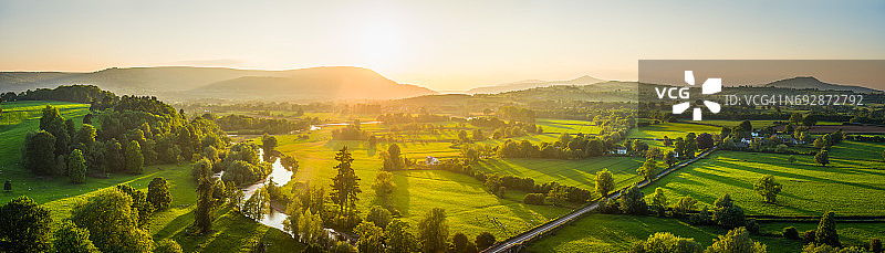 金色阳光照耀下的田园河谷航拍全景图片素材