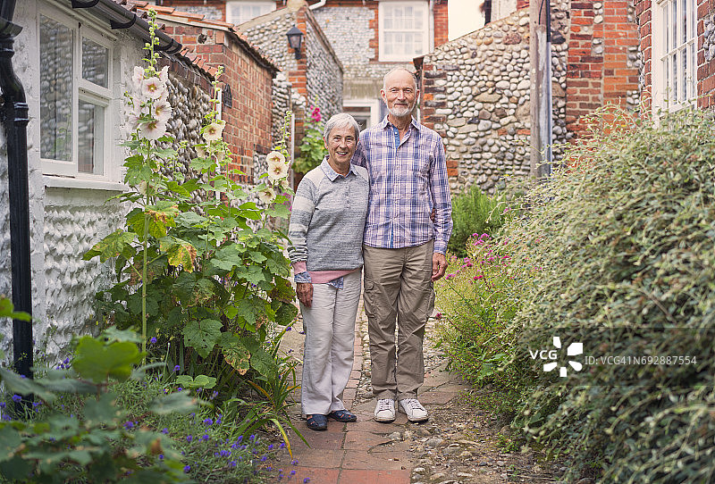 快乐的老年夫妇度假图片素材