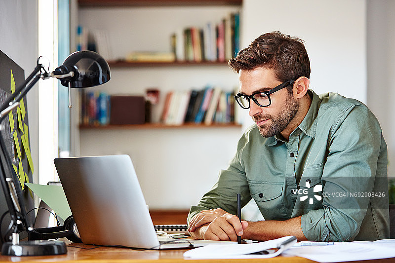 专注于他的工作图片素材