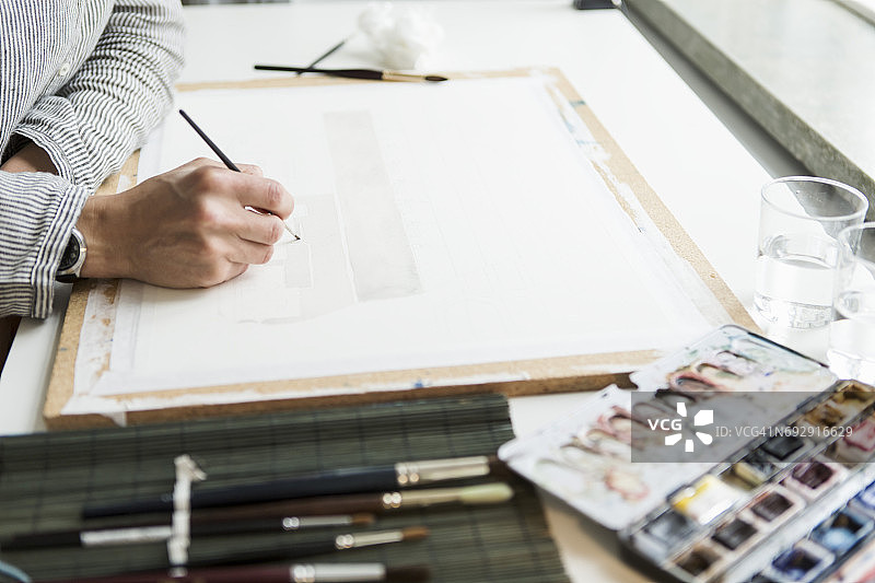艺术家在创意办公室画布上绘画的局部图像图片素材
