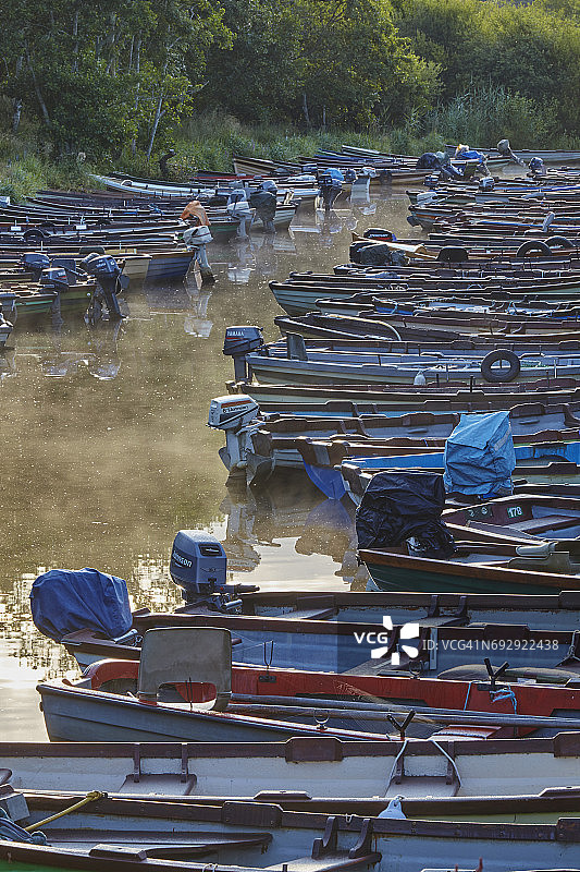 清晨薄雾中停泊的船只，靠近爱尔兰凯里郡基拉尼国家公园罗斯城堡图片素材