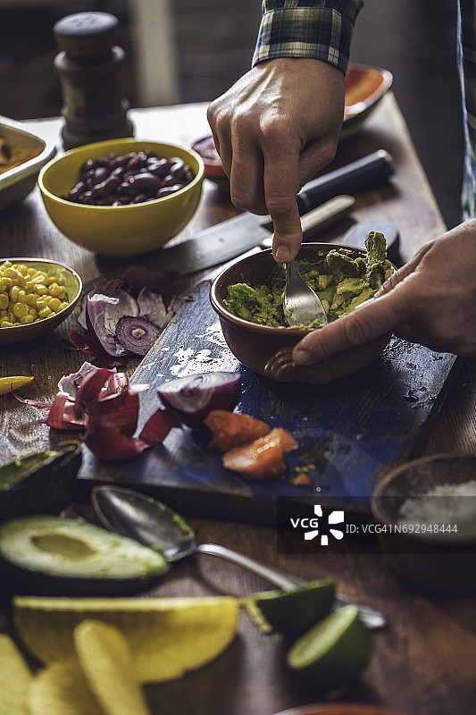 准备墨西哥玉米饼配辣酱和鳄梨酱图片素材