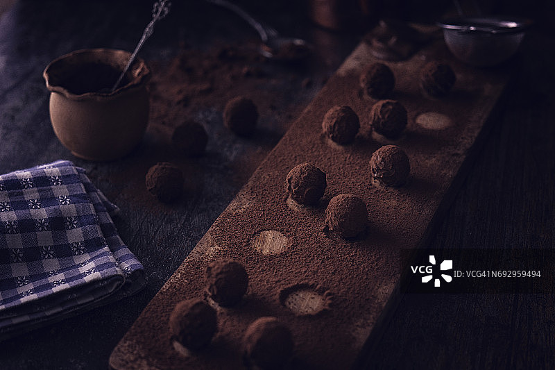 准备自制巧克力果仁糖图片素材