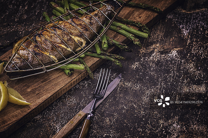 烤鱼配绿芦笋图片素材