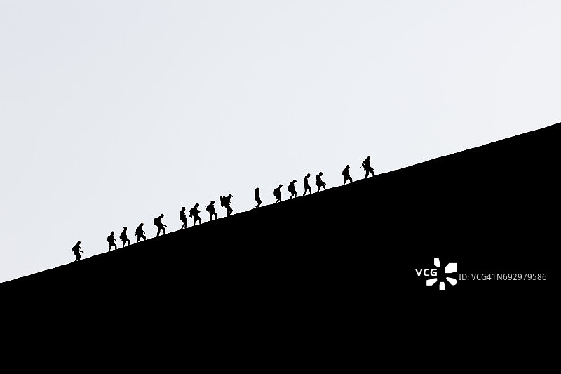 游客在纳米比亚苏丝斯黎国家公园攀登沙丘图片素材