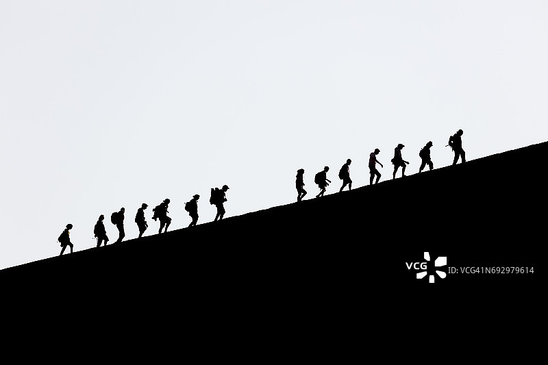 游客在纳米比亚苏丝斯黎国家公园攀登沙丘图片素材