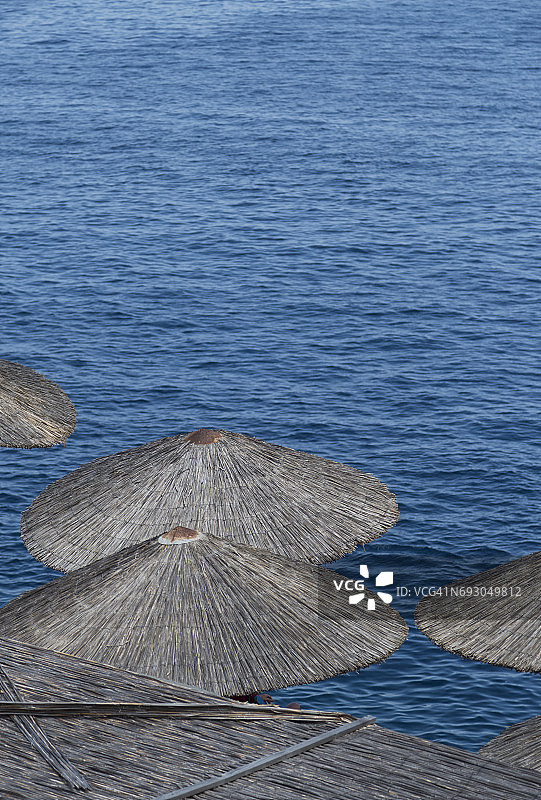 海滩上的遮阳伞图片素材