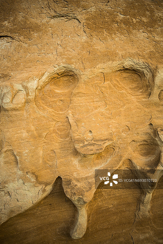 日出时分，犹他州精致拱门附近红色峡谷砂岩墙壁上的脸庞图片素材