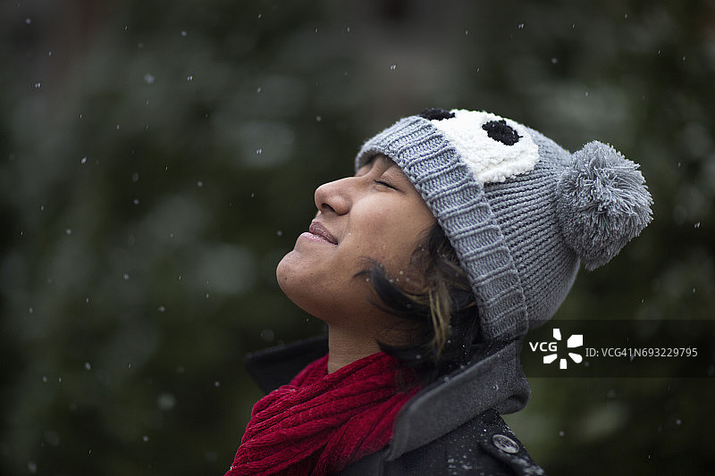 雪地中的少女肖像图片素材