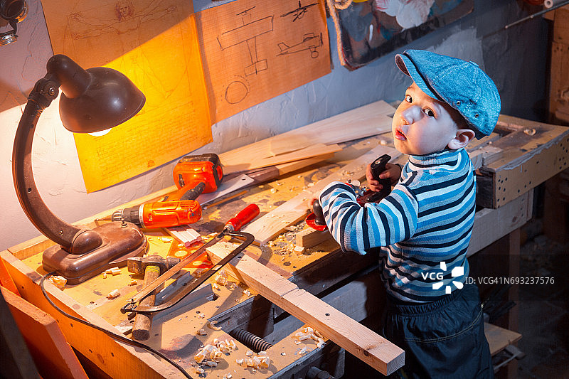 年轻的男童木匠图片素材
