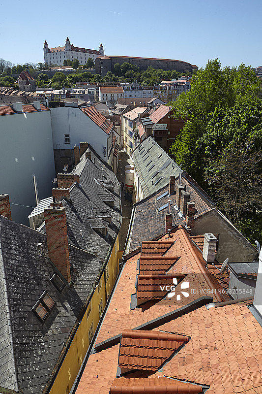 老城区的红色屋顶和布拉迪斯拉发城堡的鸟瞰图图片素材