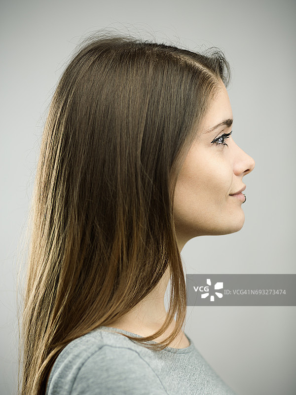 真实快乐的年轻女子侧面照工作室肖像图片素材