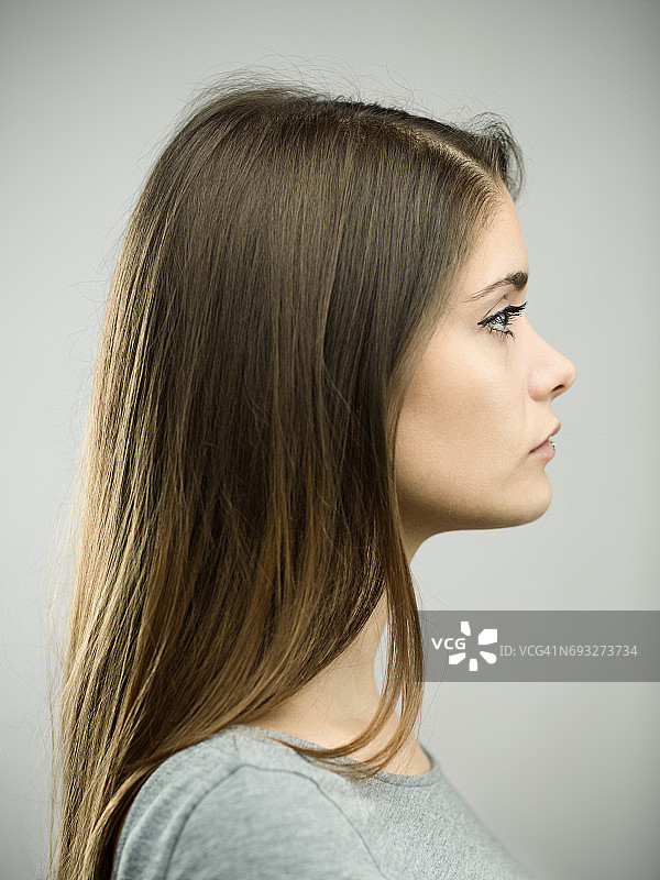 年轻女人的工作室肖像图片素材