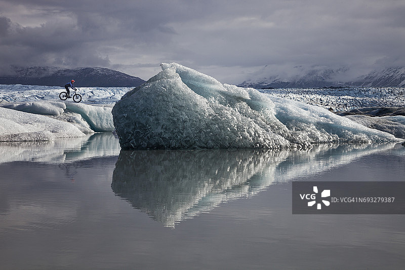 阿拉斯加尼克冰川旁的胖自行车手图片素材