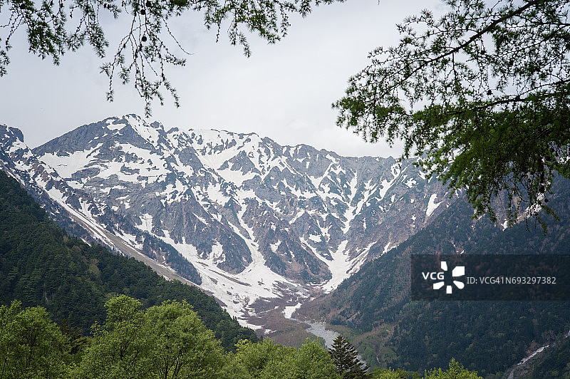 上高地国家公园春季的穗高山脉和绿树图片素材