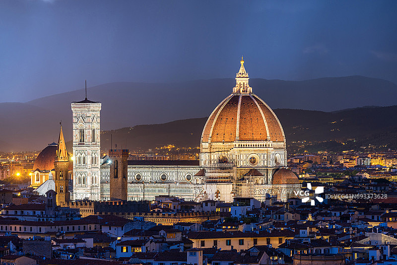 意大利佛罗伦萨圣母百花大教堂上空的壮丽日落和雷雨图片素材