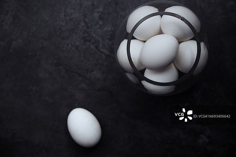 玻璃碗里的鸡蛋图片素材