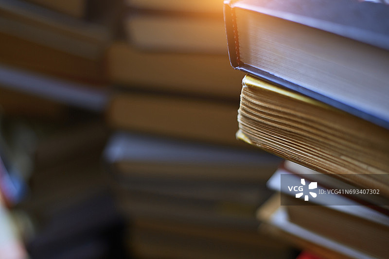 堆叠如山的书籍图片素材