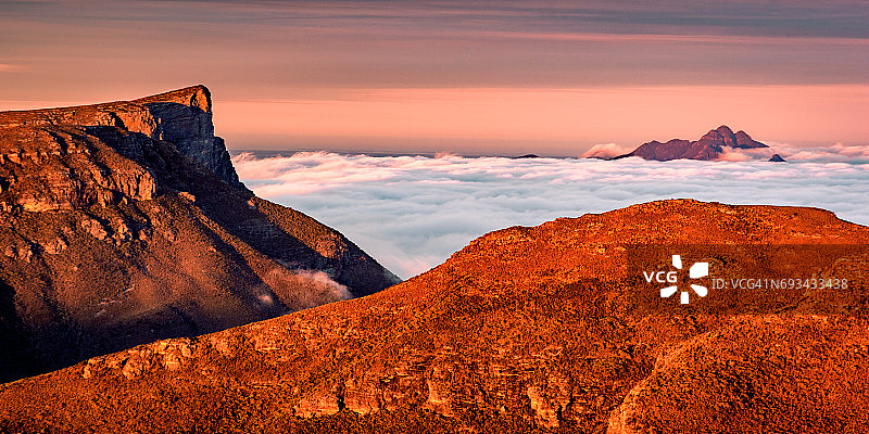 平古鲁普山顶的日出图片素材