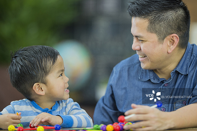 和爸爸在家玩耍图片素材
