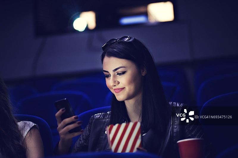 朋友们在电影院度过美好时光图片素材