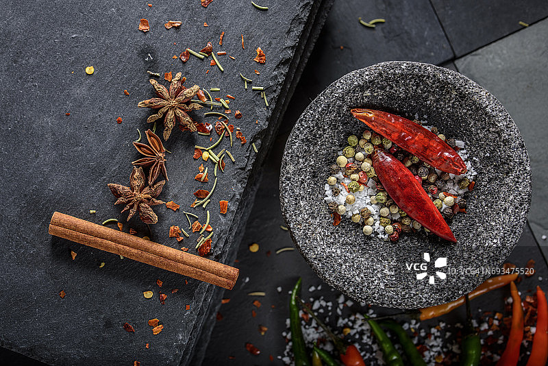 辣椒、红辣椒片、海盐、胡椒与研钵图片素材