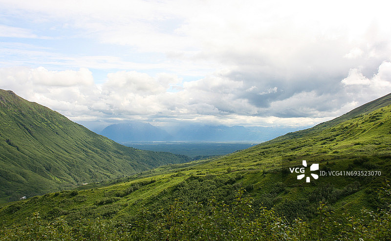 哈切尔山口山谷上的云彩图片素材