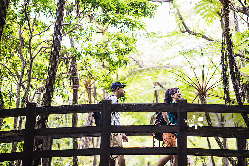 情侣在冲绳的河边游玩图片素材