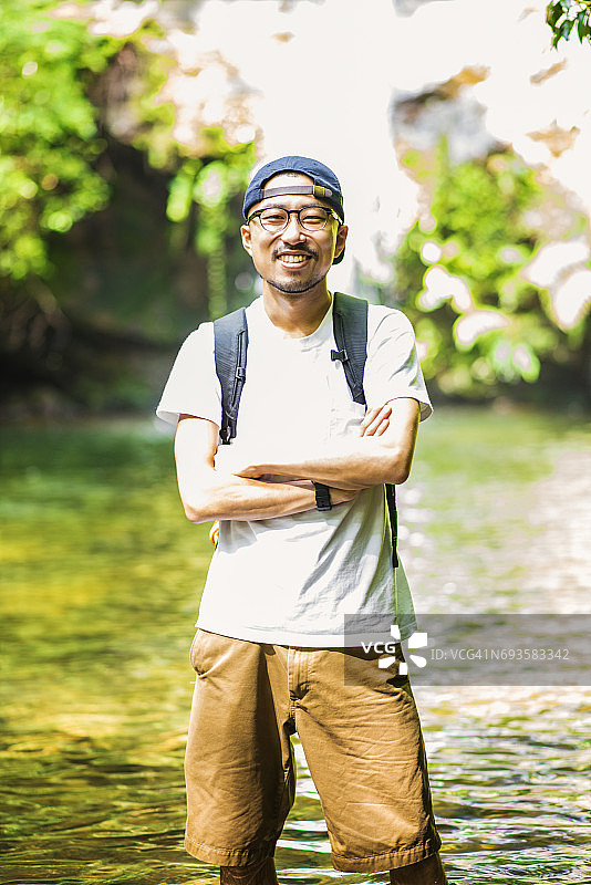 中年男人在冲绳的河边游玩图片素材