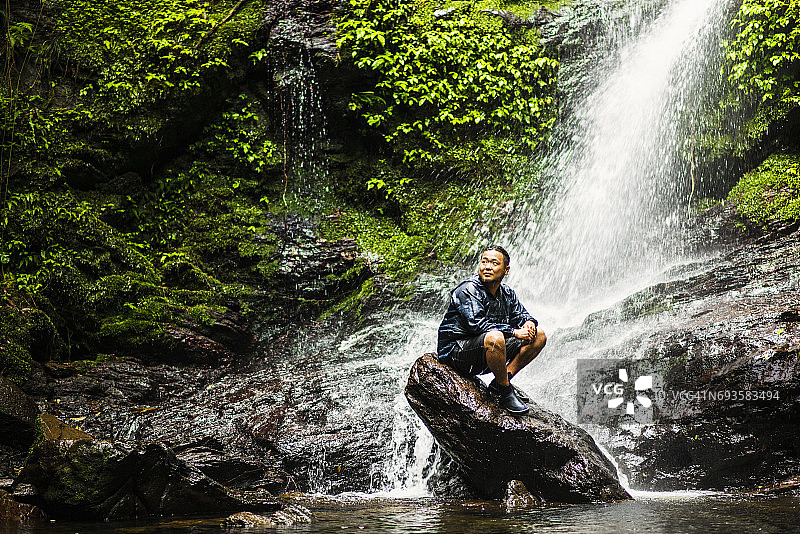 中年男人在冲绳的河边放松图片素材