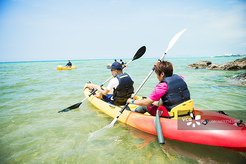 朋友们在中国冲绳的海滩上玩耍图片素材