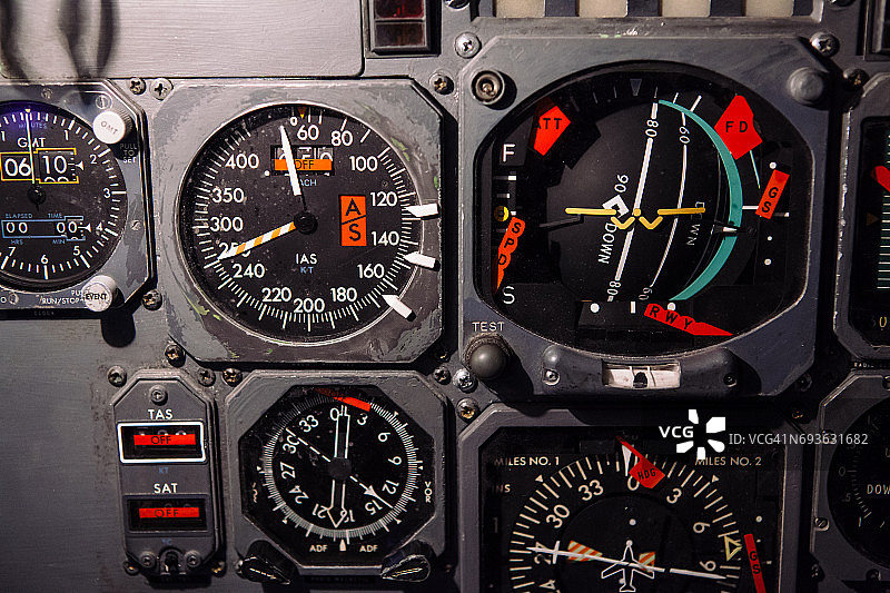 退役商用飞机上的飞行仪表图片素材