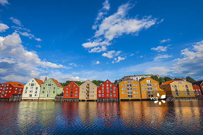 特隆赫姆尼德瓦河沿岸的仓库群。图片素材