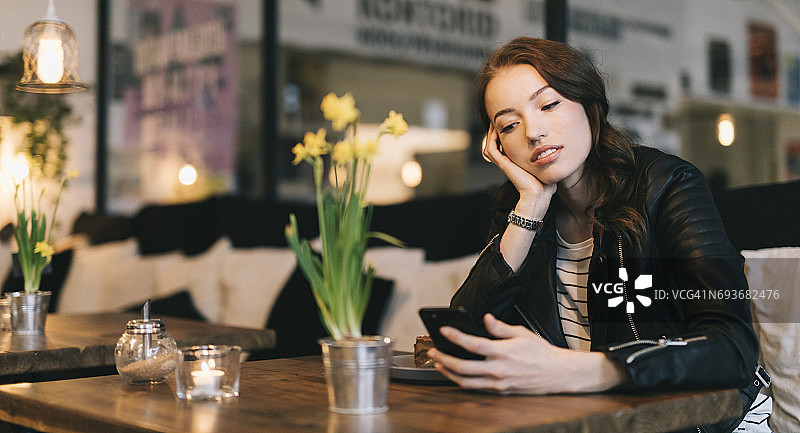 女子在咖啡馆等候图片素材