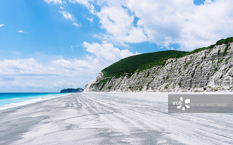 东京新岛的广阔海滩与悬崖图片素材