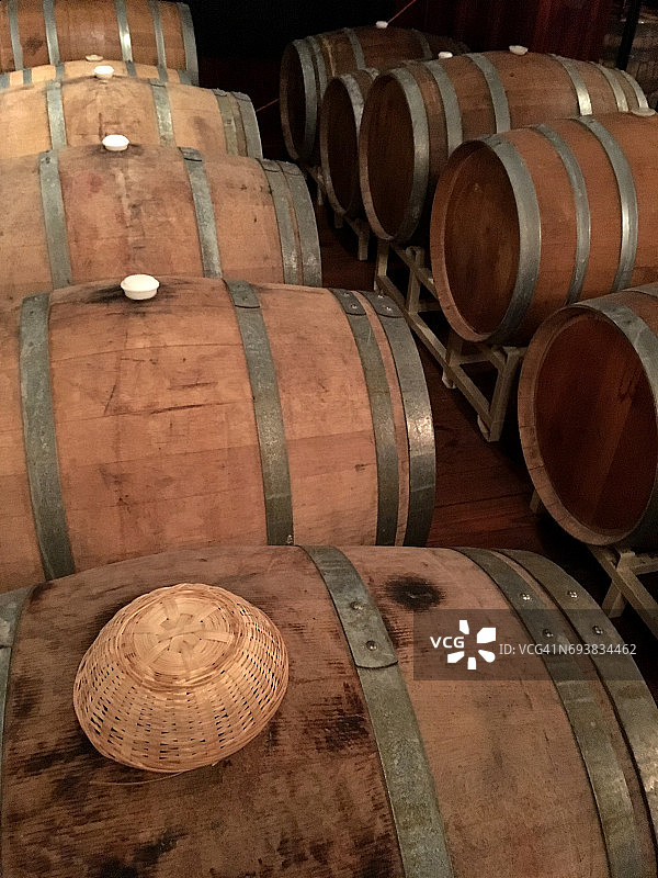 在气候控制区域中储存的用于发酵过程的橡木桶图片素材