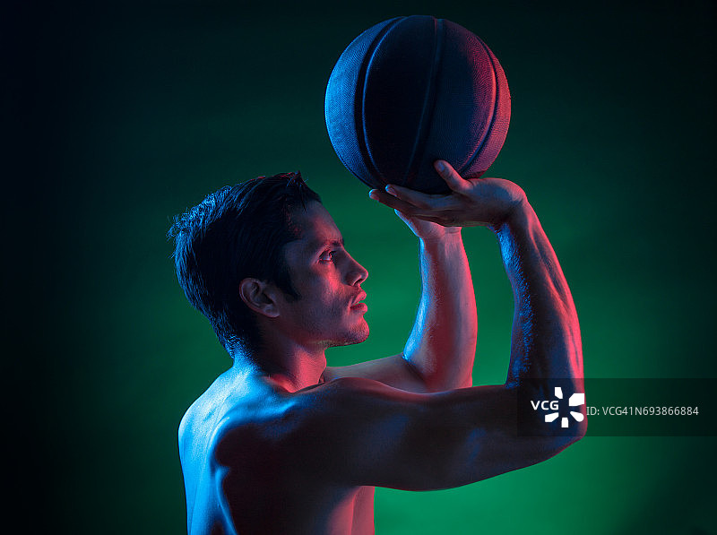 超现实色彩中的西班牙裔篮球运动员图片素材