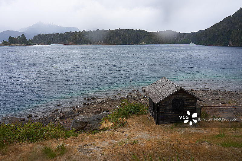 阿根廷内乌肯省巴里洛切纳韦尔瓦皮湖维多利亚岛岸边的木屋图片素材