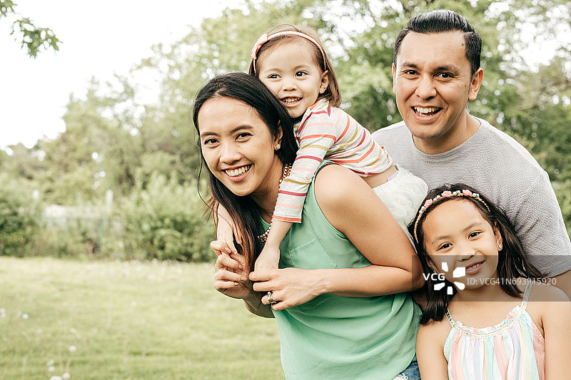 快乐家庭户外玩乐图片素材