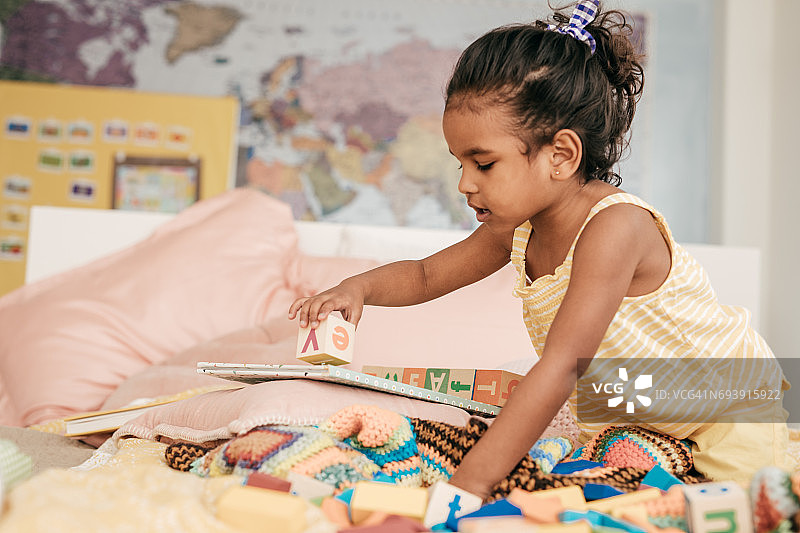 4岁女孩玩玩具图片素材