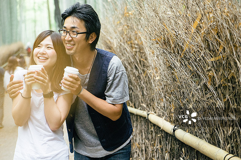 走在竹林中的快乐日本夫妇图片素材