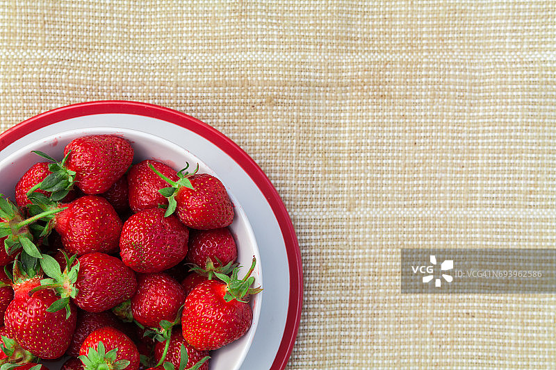 木质背景上的新鲜草莓，带复制空间图片素材